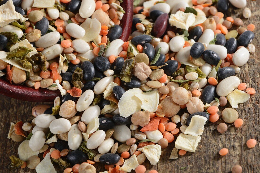 Kidney beans, white beans, pearl barley, black beans, lentils, soup vegetables, yellow peas, peppers, garlic and bay leaf