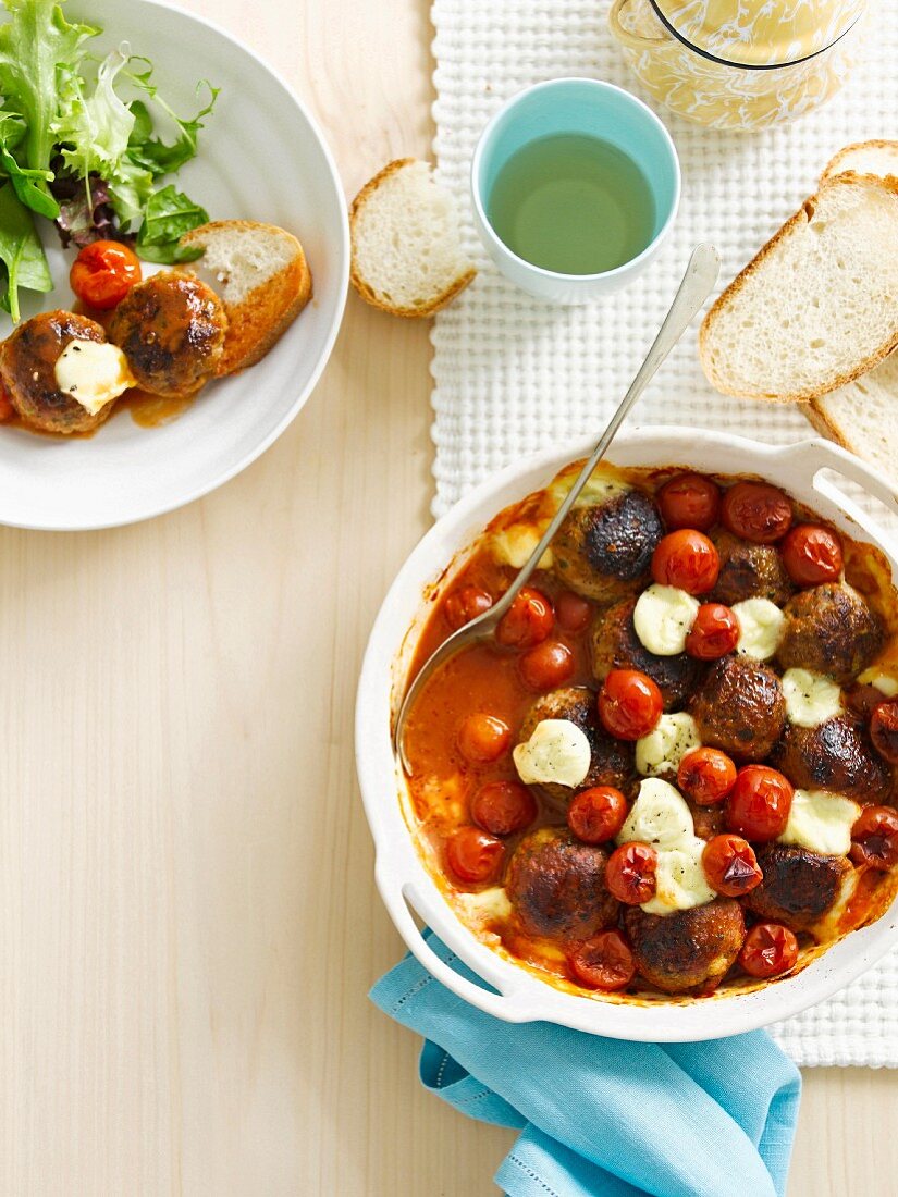 Lammhackbällchen mit Tomaten und Bocconcini aus dem Ofen