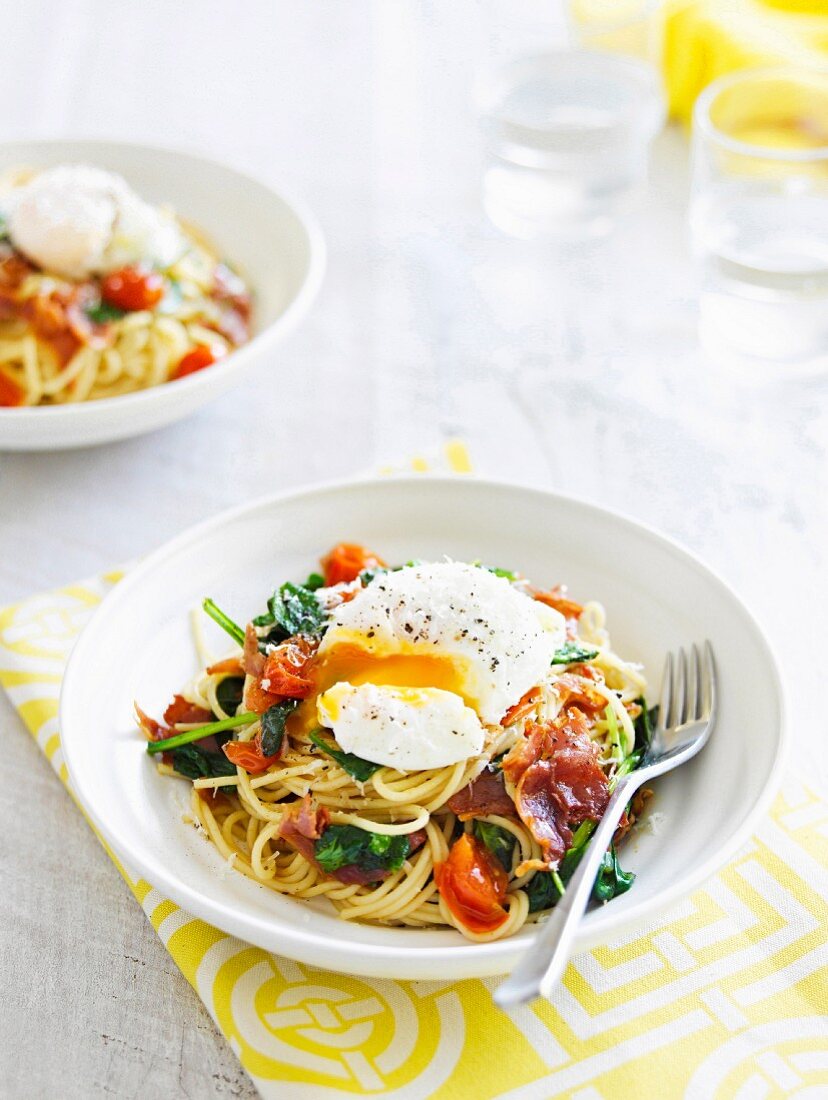 Spaghetti mit pochiertem Ei, gebratenem Schinken und Spinat