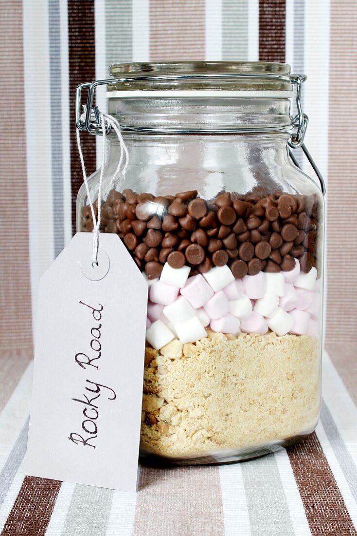 Trockene Zutaten für Rocky Road Cake (Schoko-Marshmallow-Kuchen, USA) in einem Einmachglas