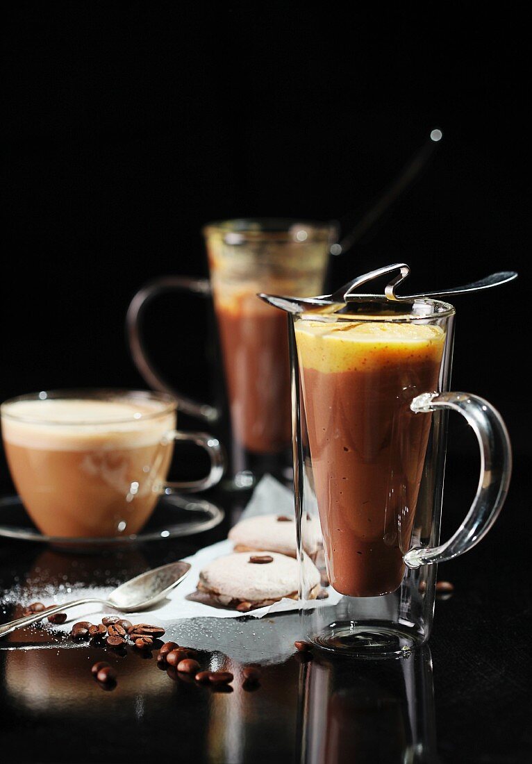 Kaffeecreme mit Orangenmousse; dazu Makronen