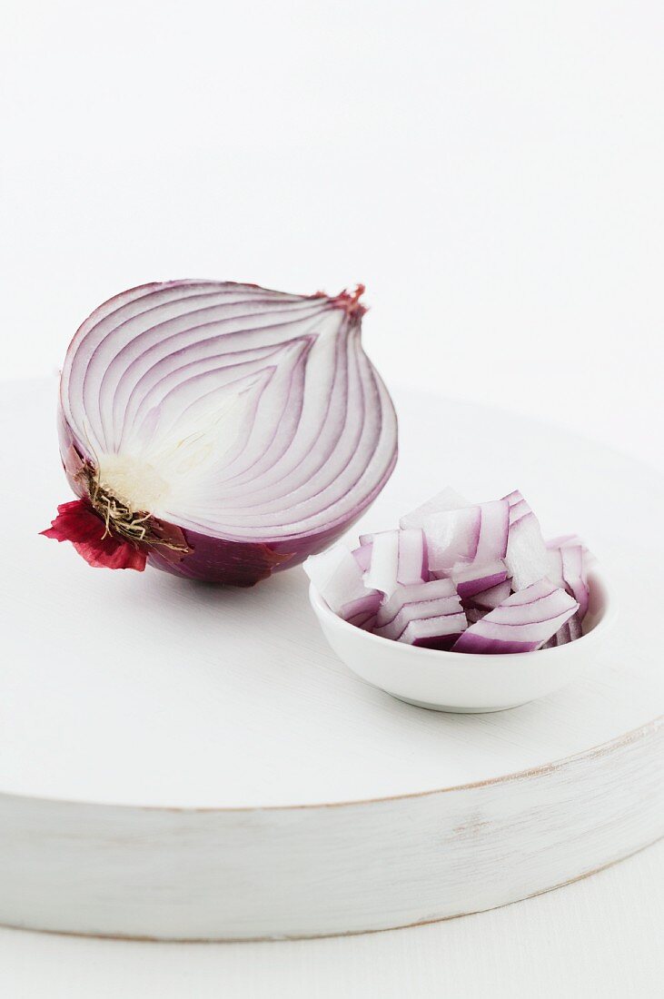 Halbierte rote Zwiebel & Zwiebelstückchen in Schälchen