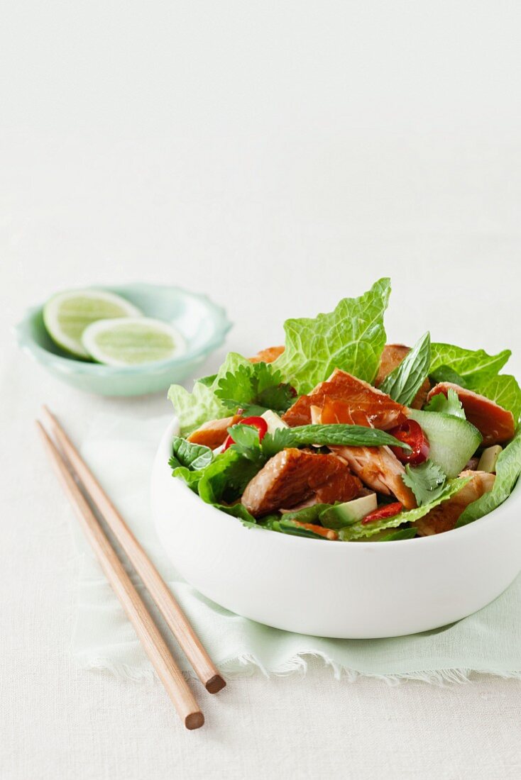 Asiatischer Salat mit knusprigen Lachsstückchen