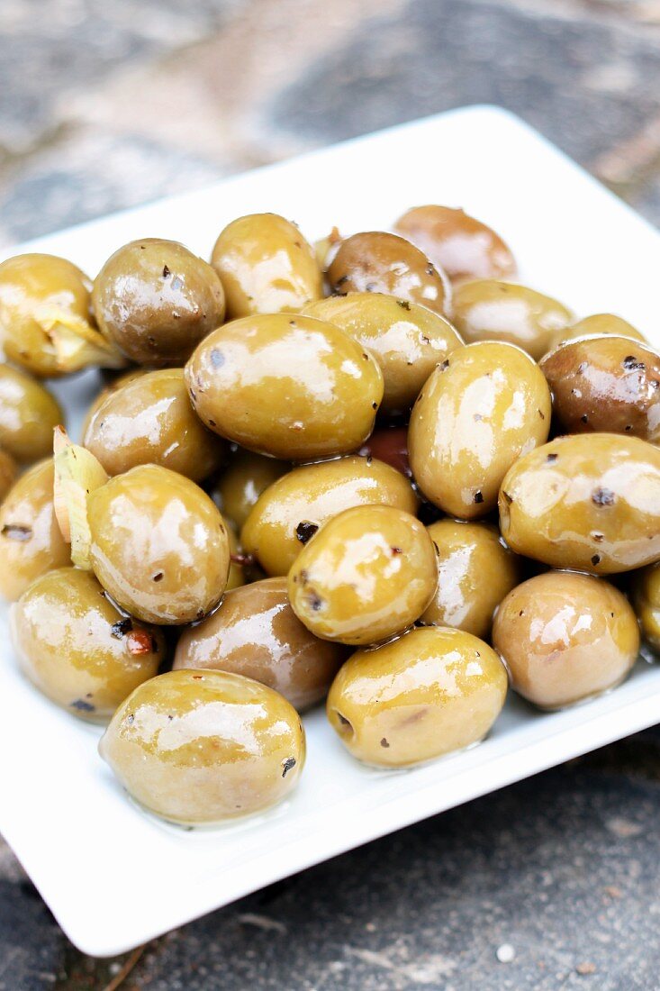 Pickled green olives (close-up)