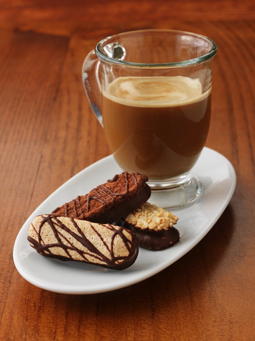 Kaffee mit Schokoladenkeksen