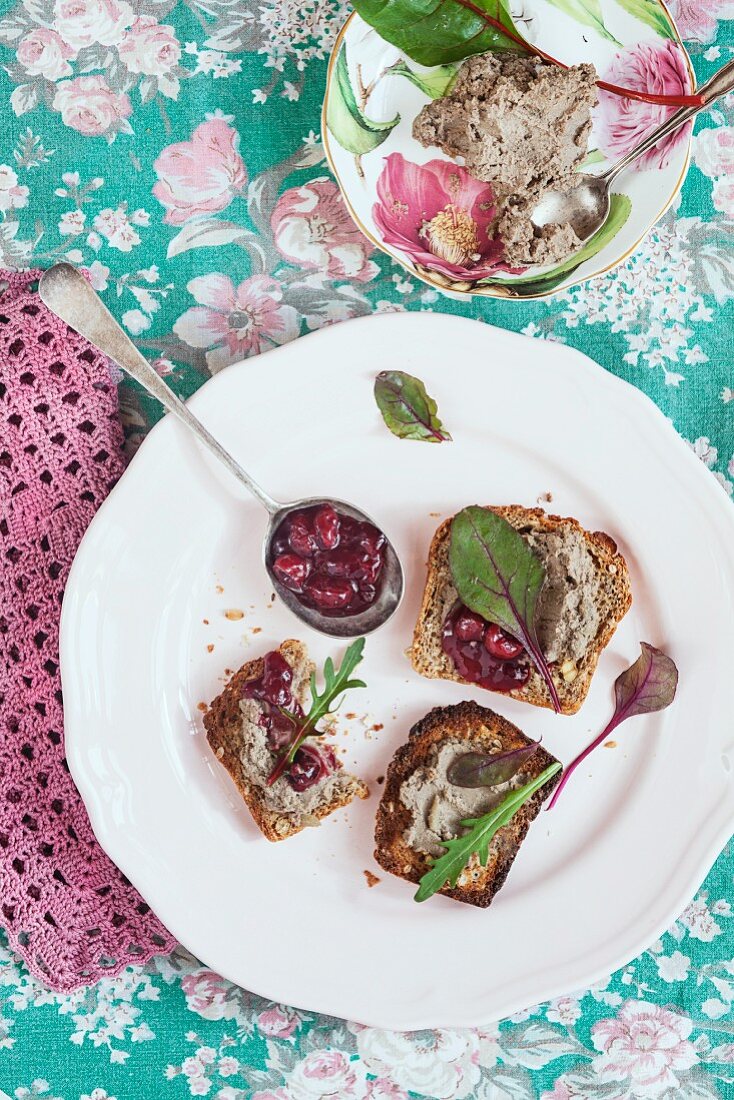 Wholemeal toasts with chicken livers pate, served with cherry preserves