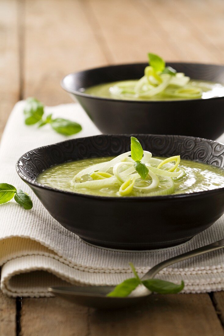 Vellutata verde (Zucchini-Kartoffel-Cremesuppe, Italien)