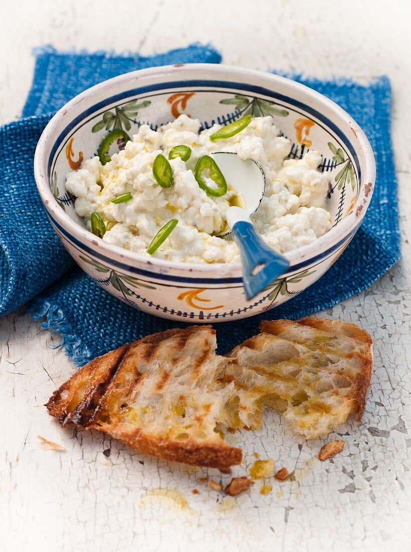 Feta mit grünen Chilies und Grillbrot