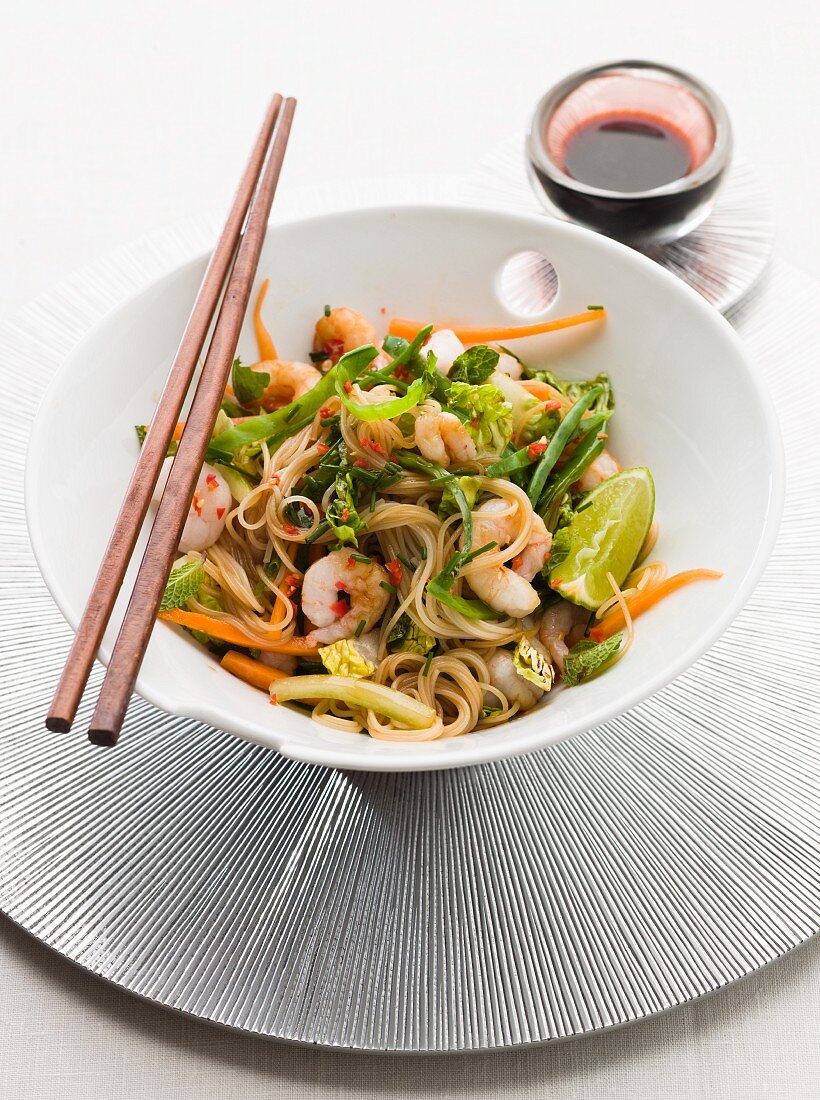 Noodle salad with prawns, vegetables and limes (Asia)