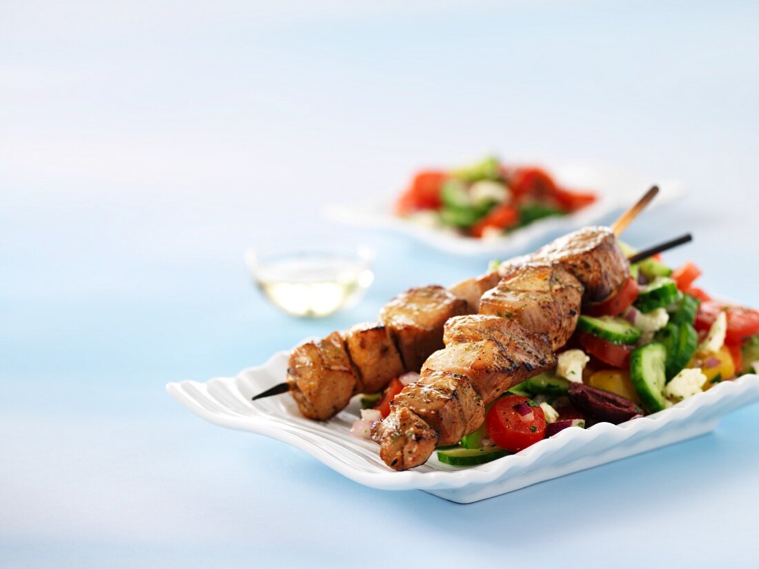 Truthahn-Souflaki auf griechischem Salat