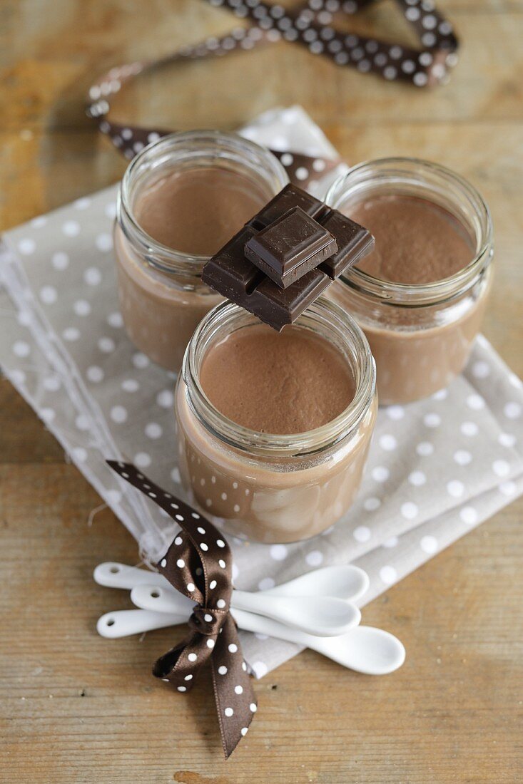 Mousse au chocolat in three screw-top jars