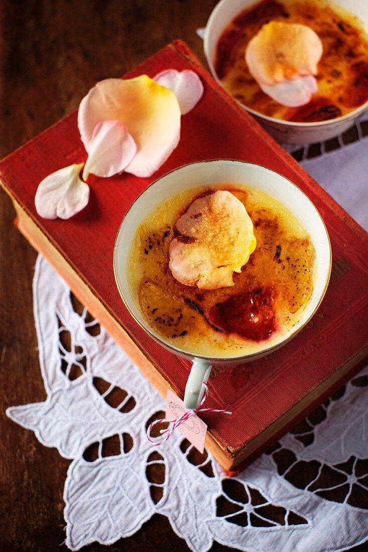 Crème brûlée mit Pfirsich und Rosenblättern