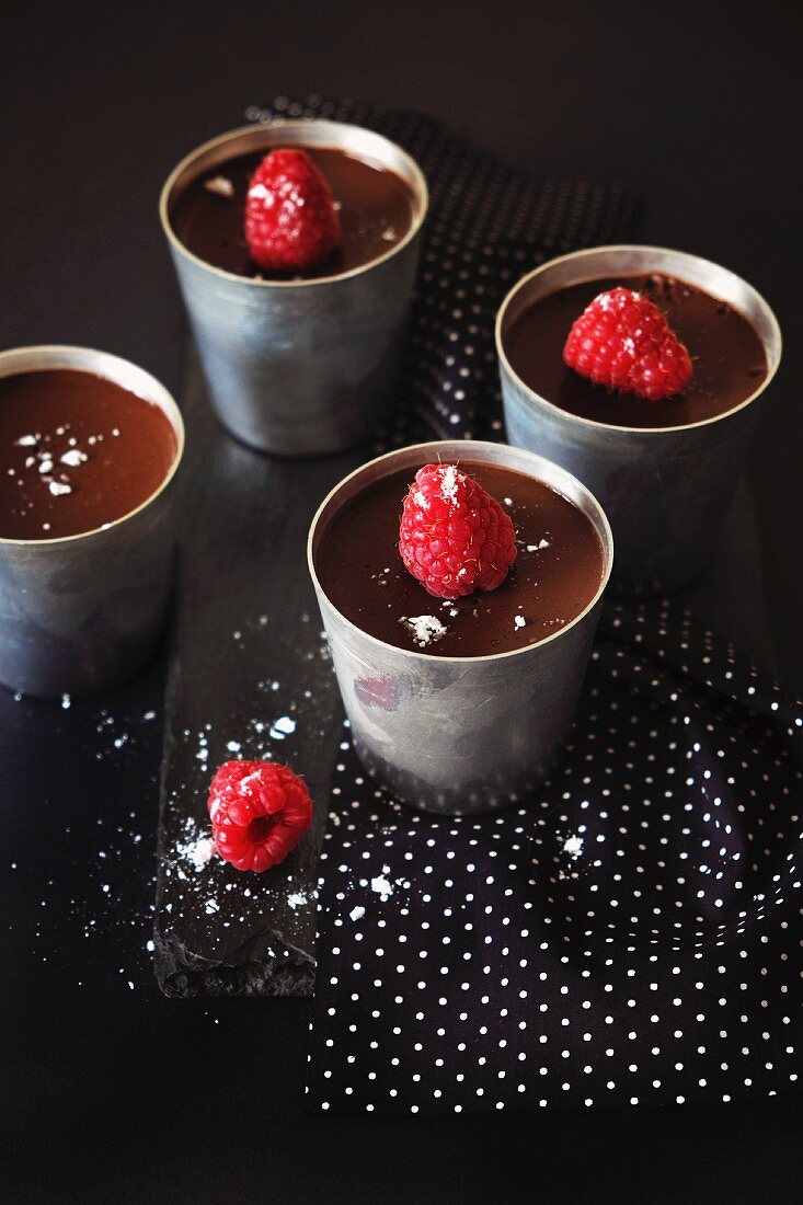 Dunkler Schokoladenpudding mit Himbeeren