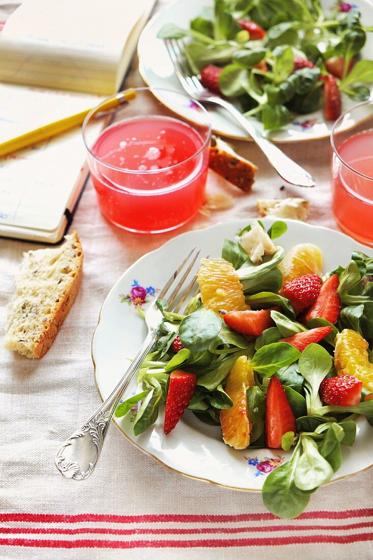 Lamb's lettuce with strawberries and oranges