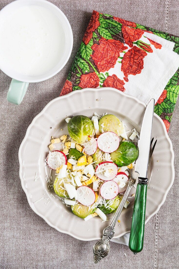 Rosenkohl mit Radieschen, gekochtem Ei und Parmesan, serviert mit Joghurt