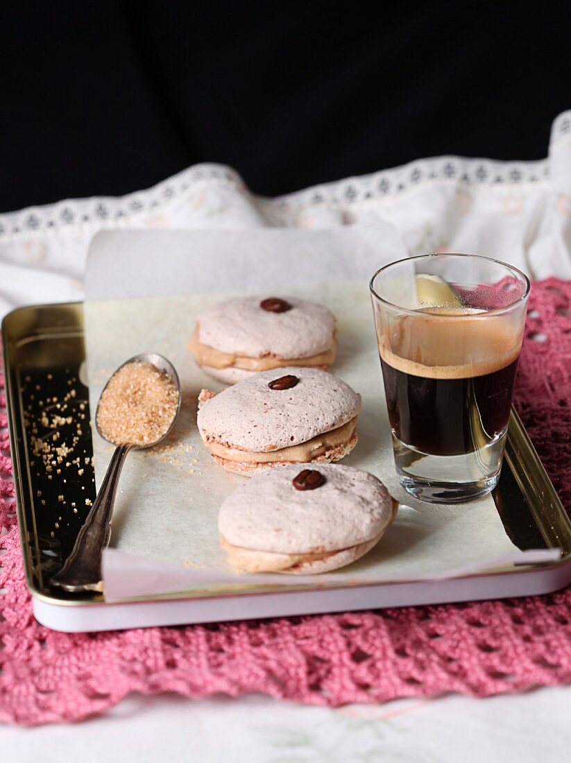 Französische Macarons und Espresso