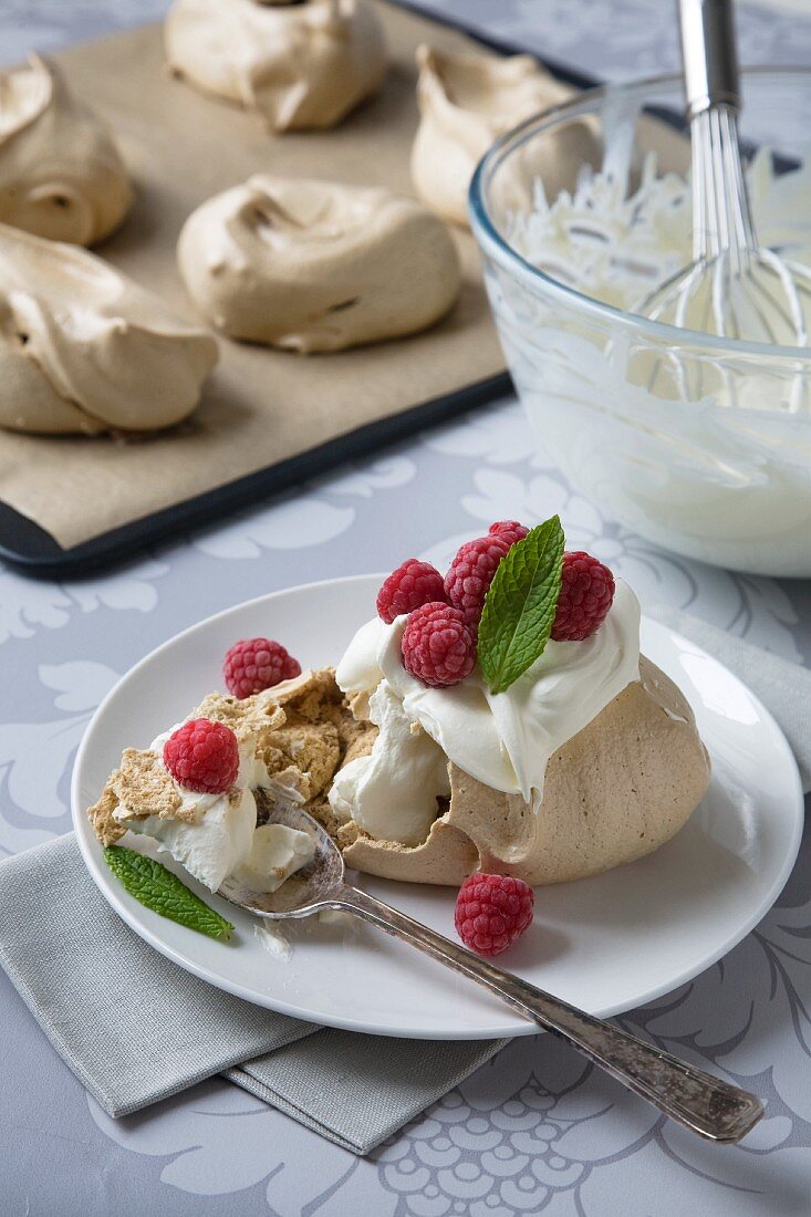 Braune Meringue mit Sahne und Himbeeren