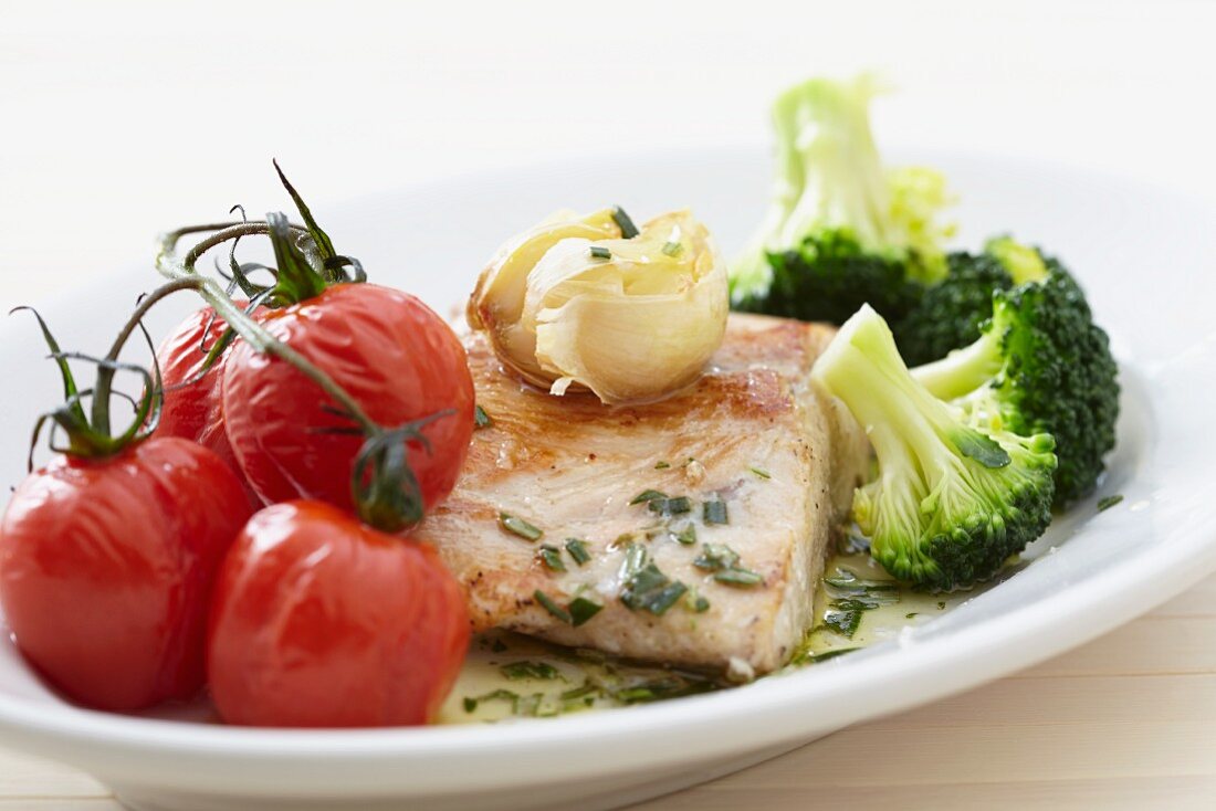 Salmon fillet with cherry tomatoes, garlic and broccoli