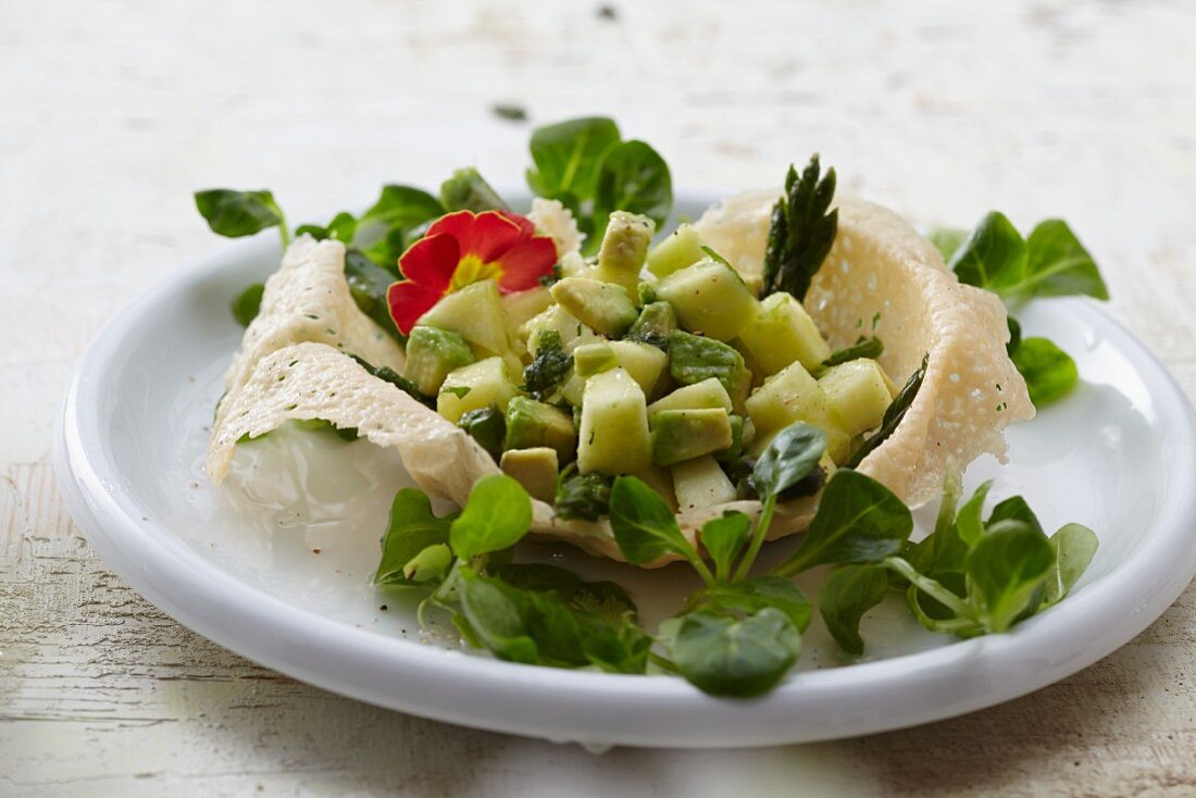 Parmesankörbchen mit Avocadosalat und Feldsalat