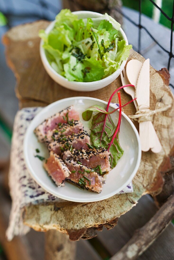 Tataki-Thunfisch mit Salatbeilage (Japan)