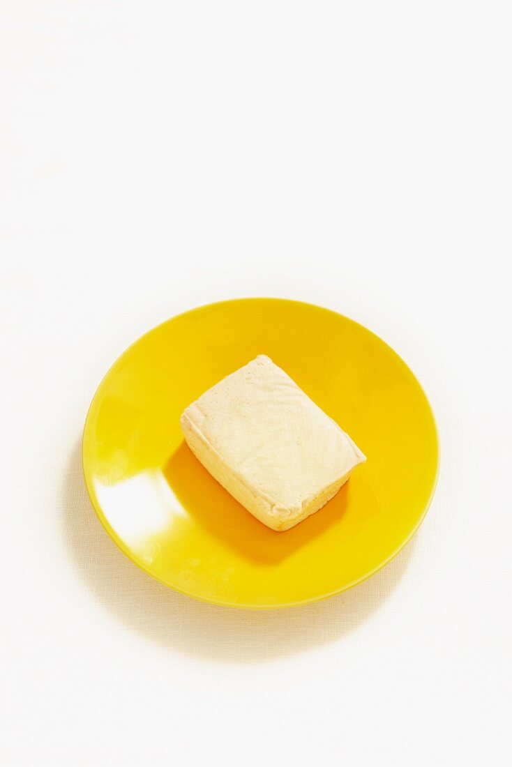 Tofu auf gelbem Teller