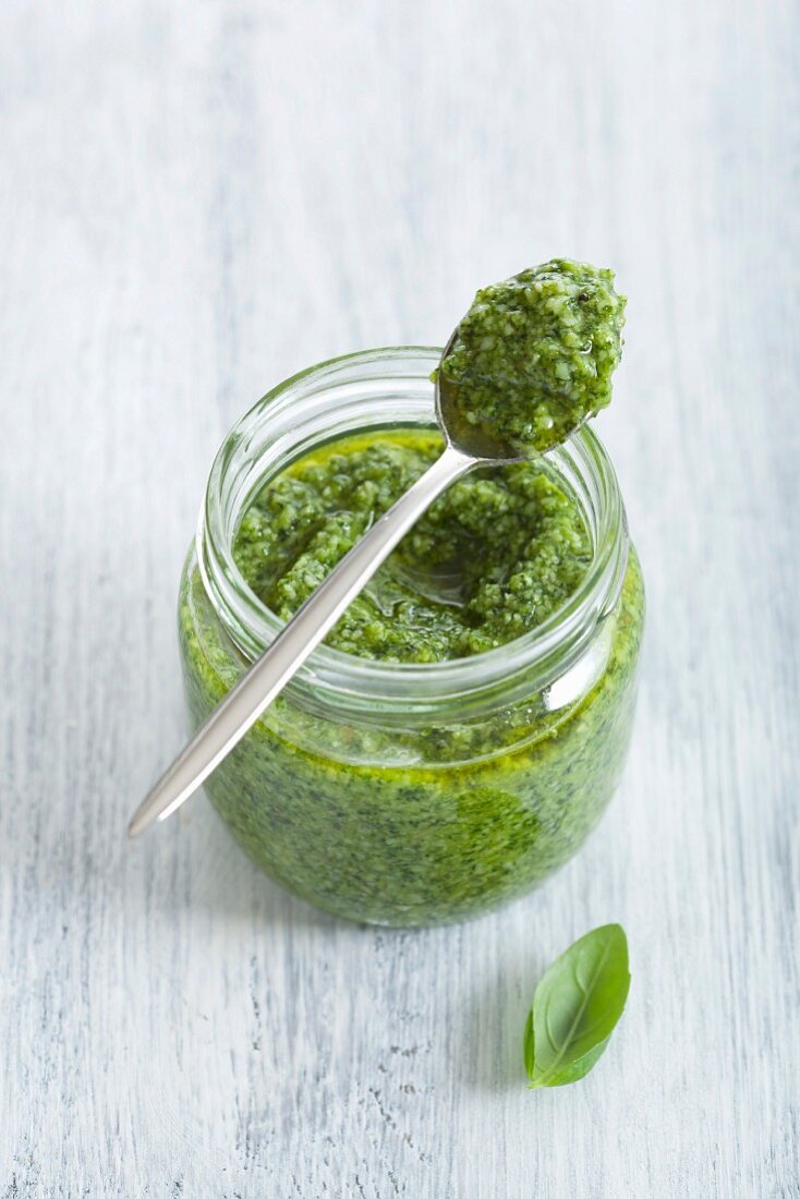 Pesto im Glas und auf Löffel