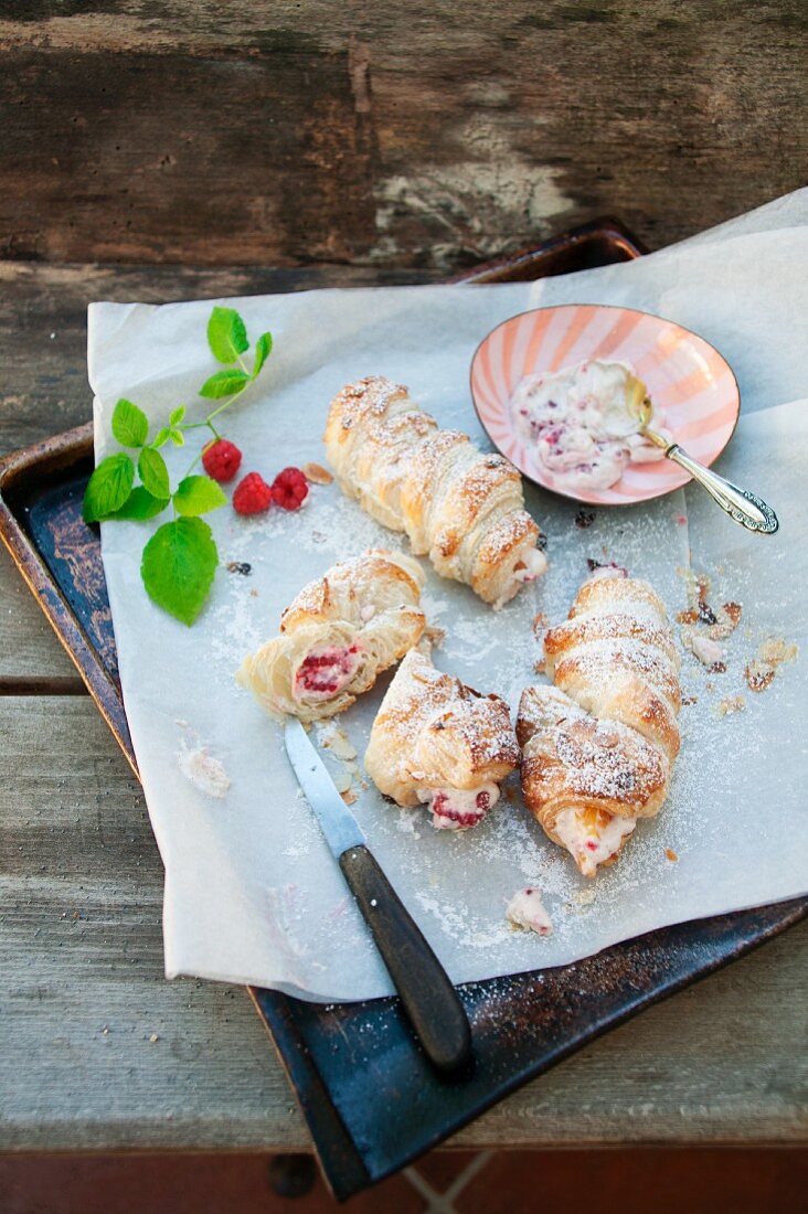 Blätterteigröllchen mit Beeren-Sahne-Füllung