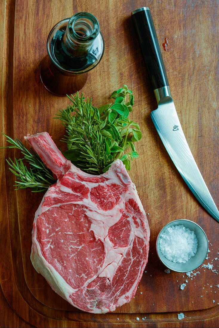 Ribeye Steak mit Salz und frischen Kräutern