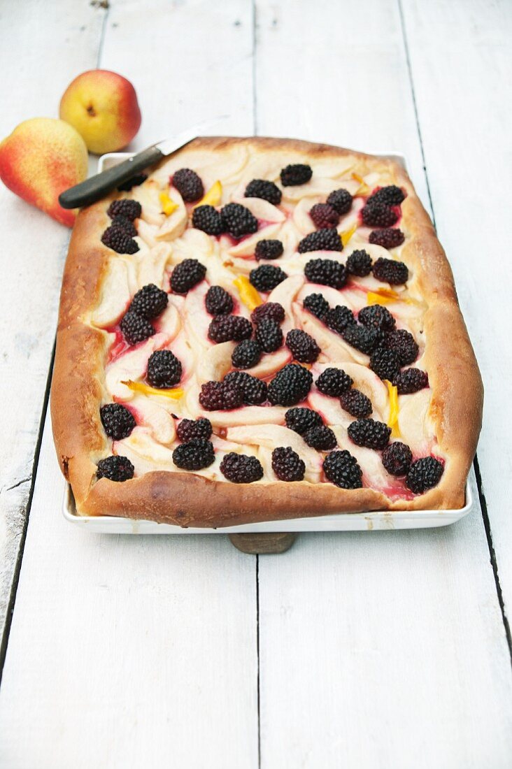 Blackberry cake with pears