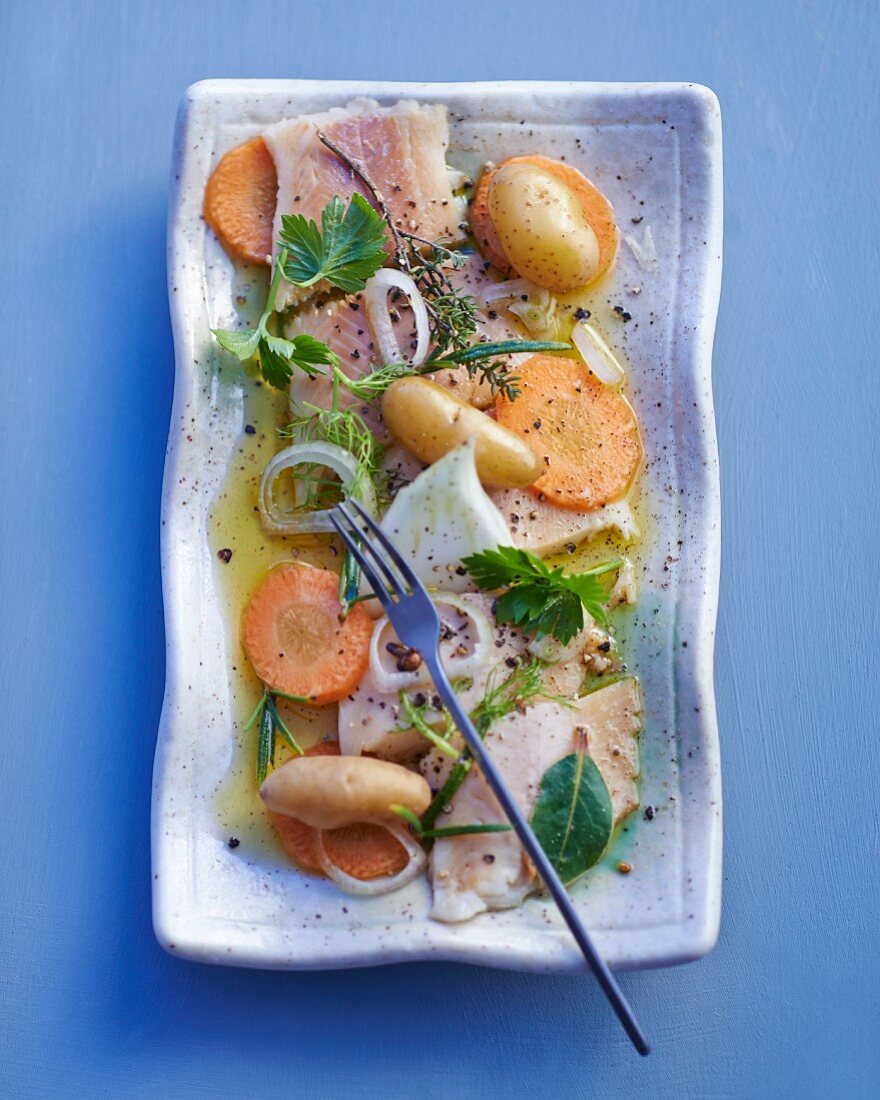 Smoked trout with carrots, onions and potatoes
