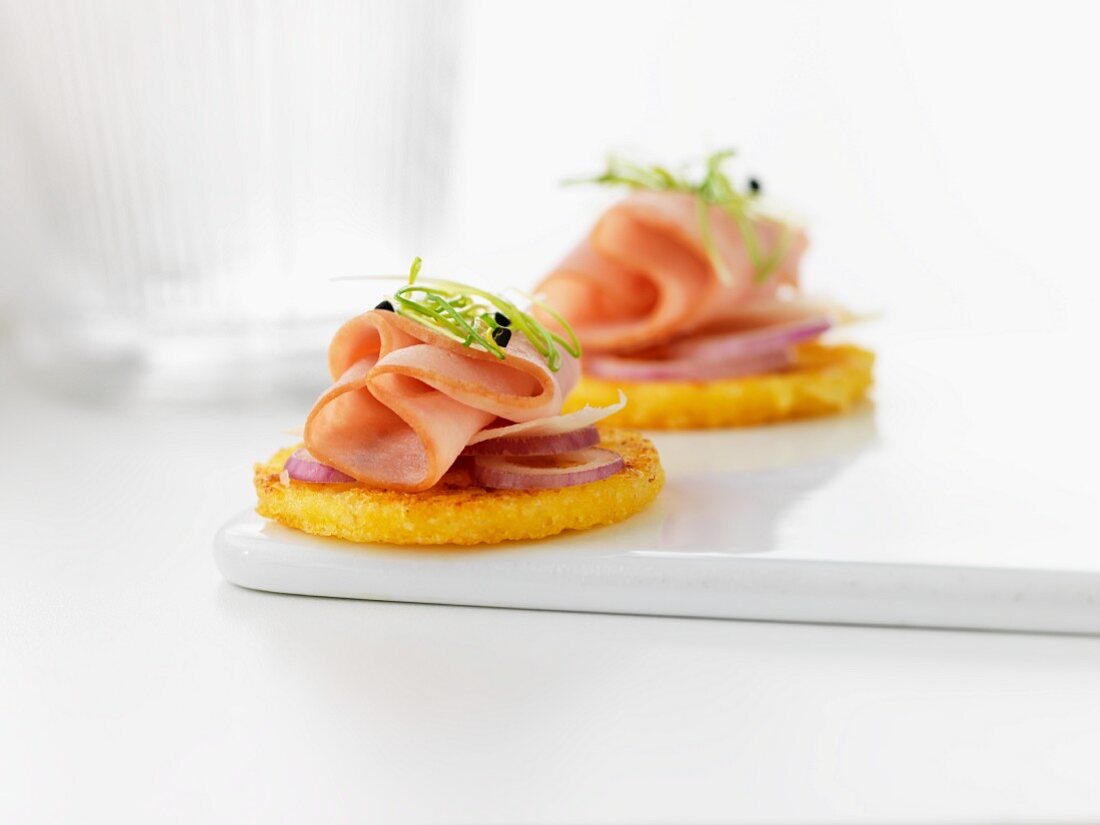 Canapés with onions and ham