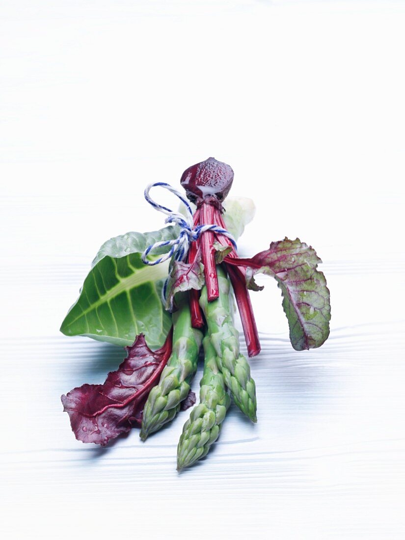 Rot-grünes Gemüsesträusschen mit Spargel & Rote Bete