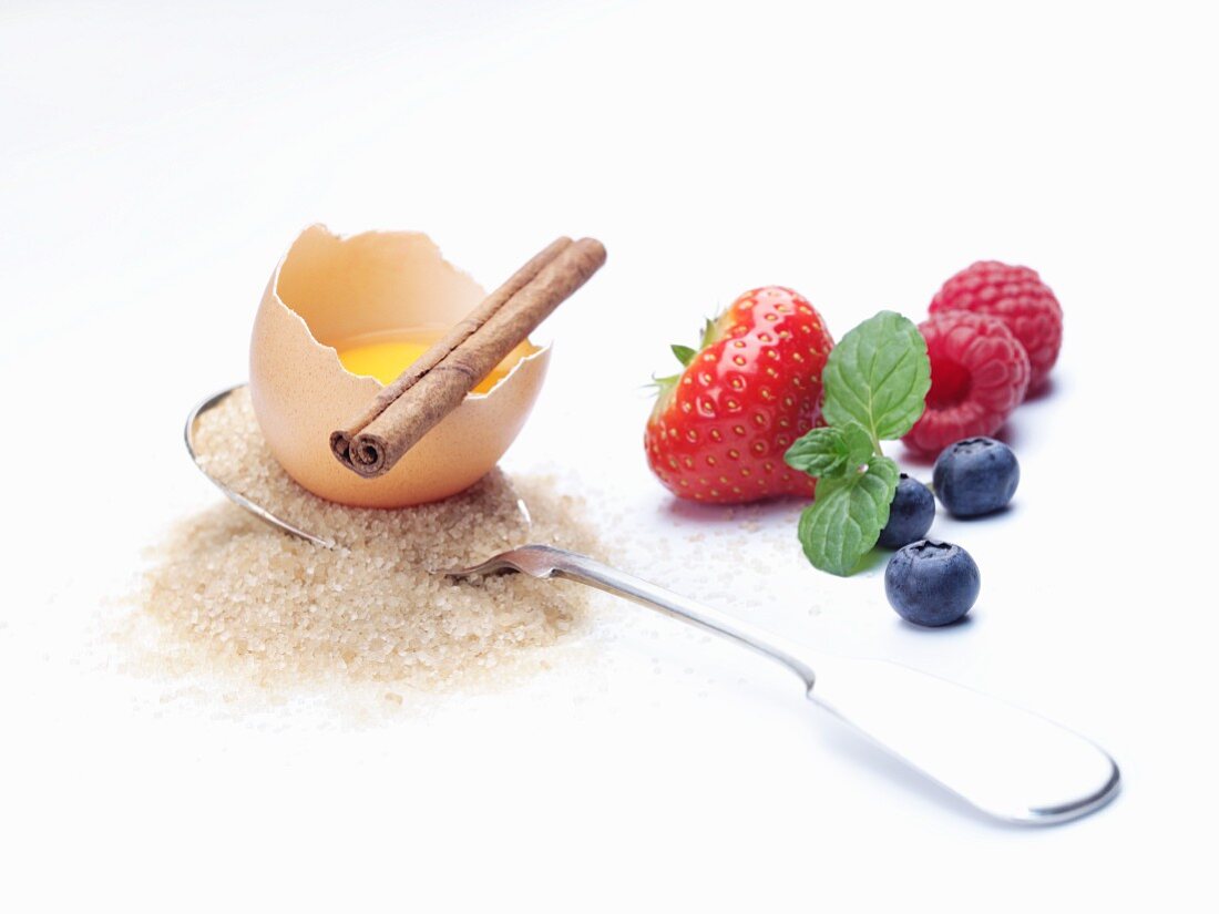 Zutatenstill für Desserts mit Beeren, Zucker, Ei & Zimtstange