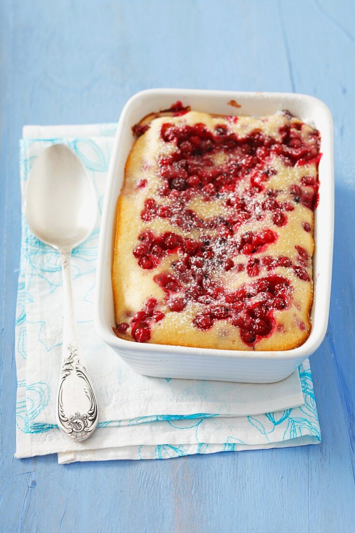 Clafoutis mit roten Johannisbeeren