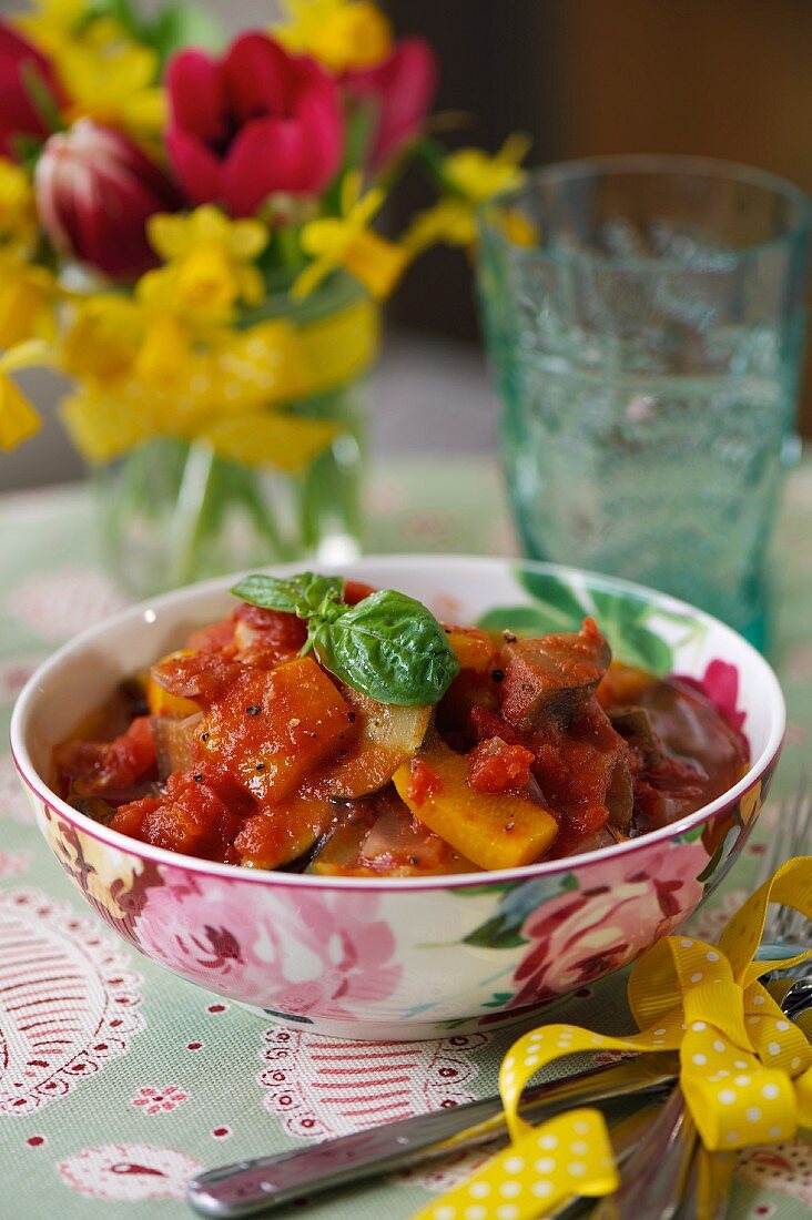 Ratatouille auf frühlingshaft gedecktem Tisch