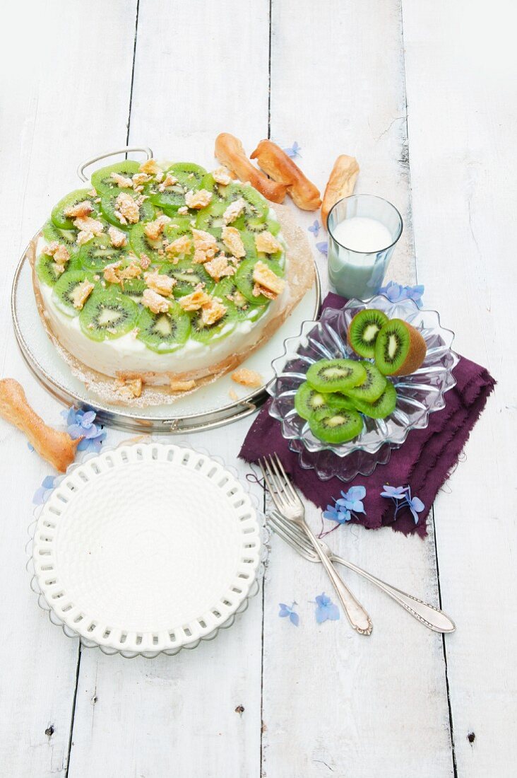 Geeiste Buttermilch-Kiwi-Torte