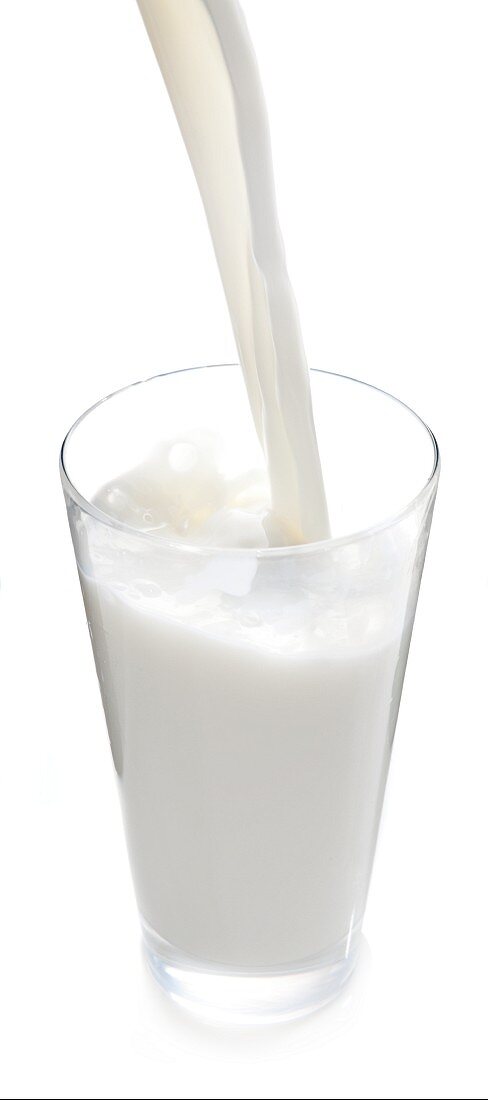 Milch in ein Glas gießen