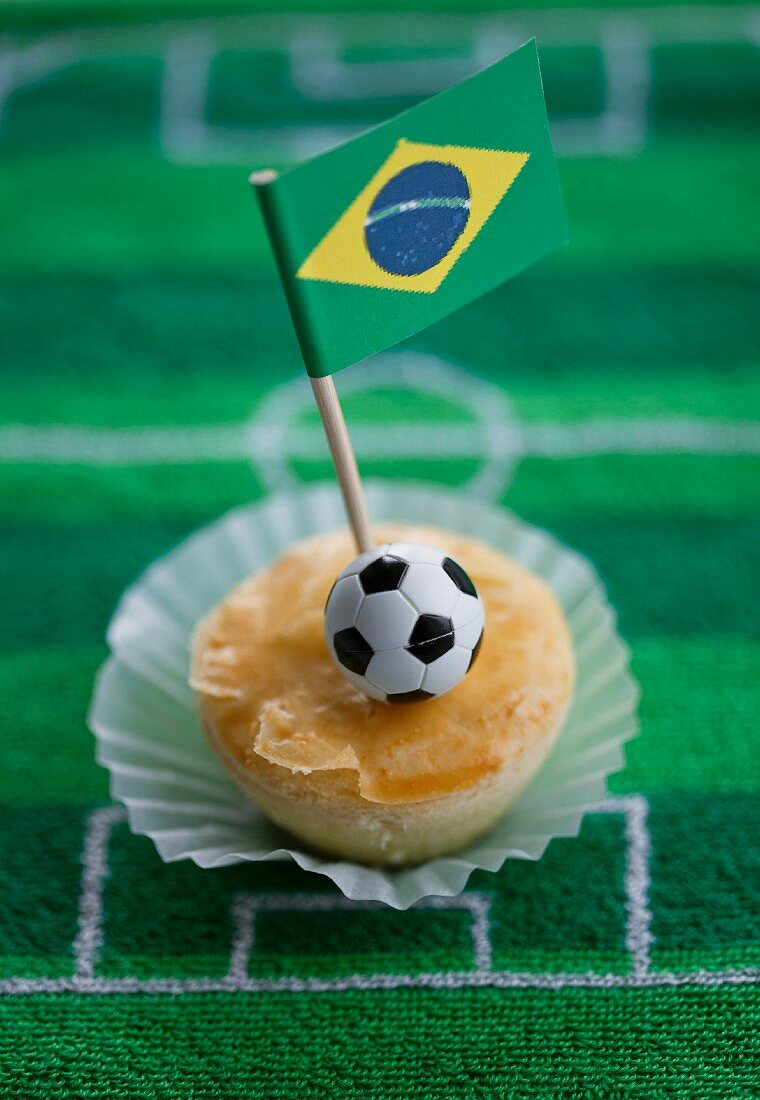 Empadinhas (Kleines Pastetchen, Brasilien) mit Brasilienflagge
