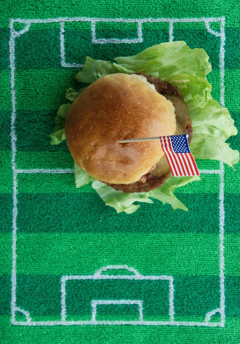 Hamburger mit Amerikafähnchen & Fussballdeko