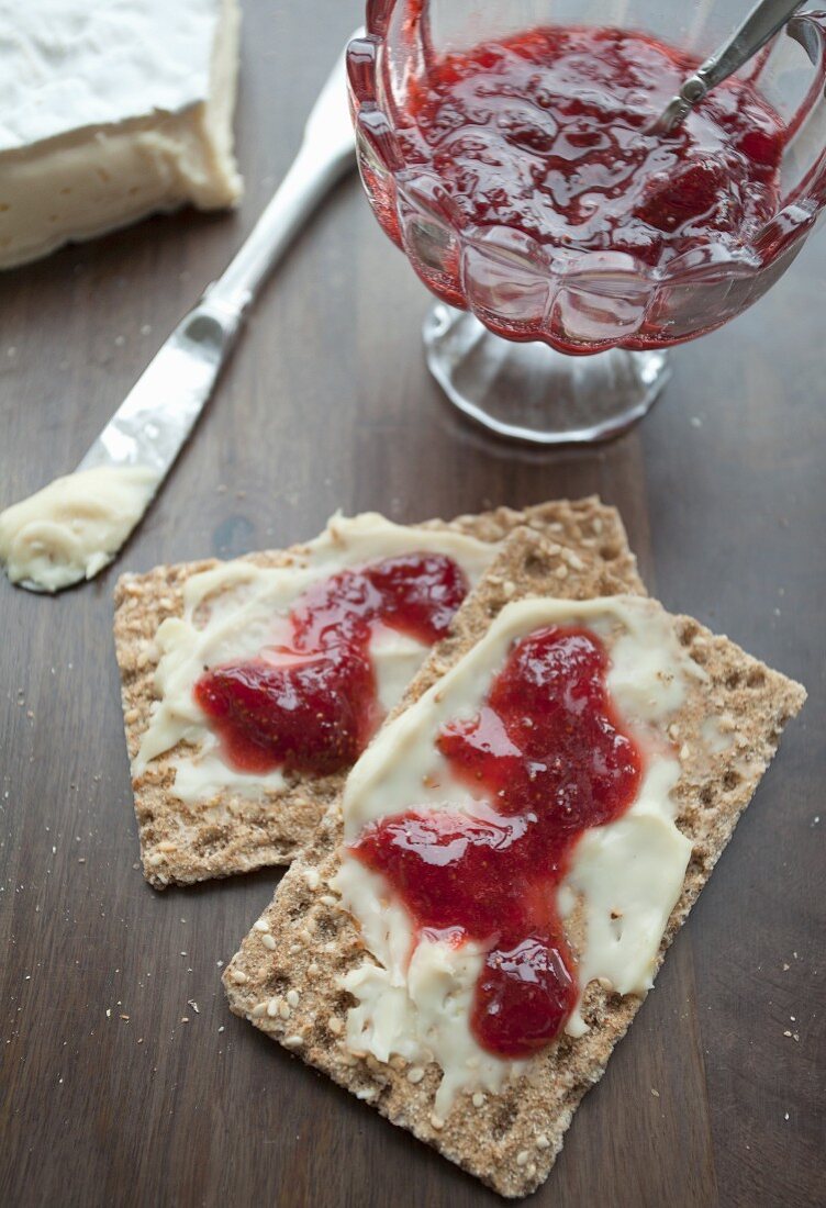 Knäckebrot mit Camembert und Marmelade