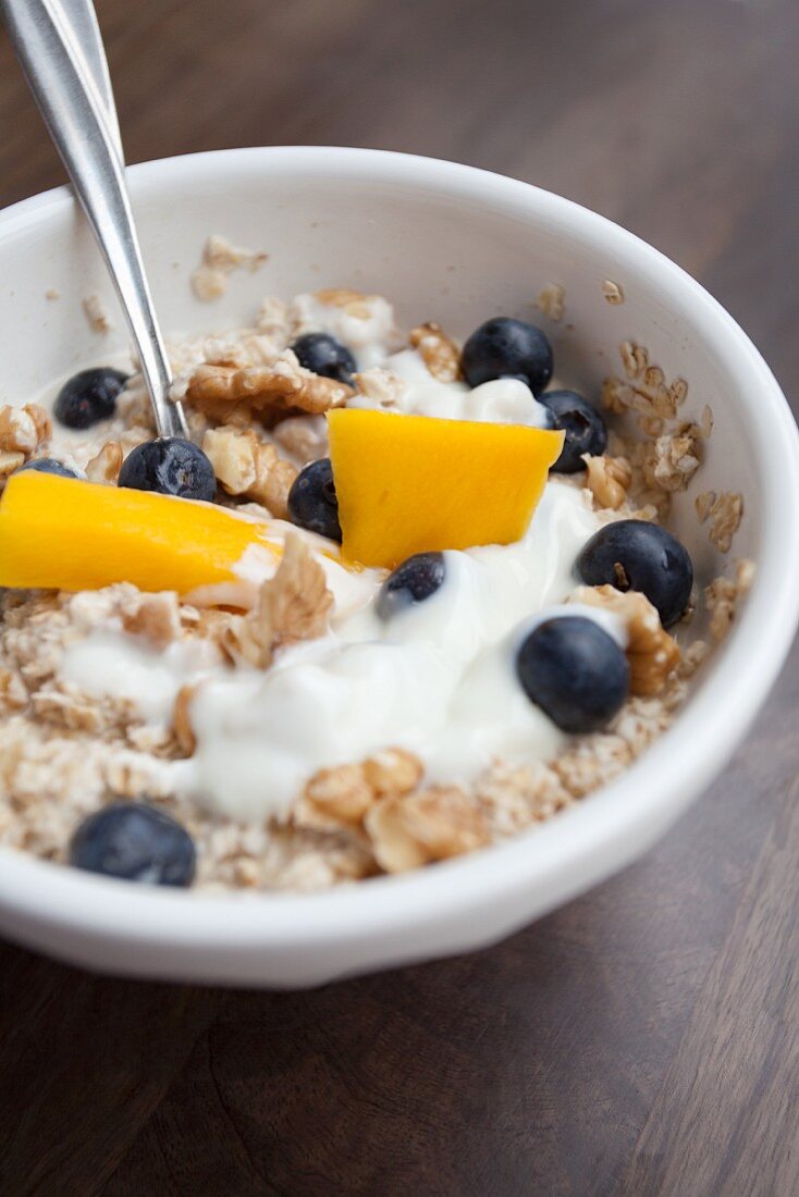 Porridge oats with blueberries, mango and walnuts