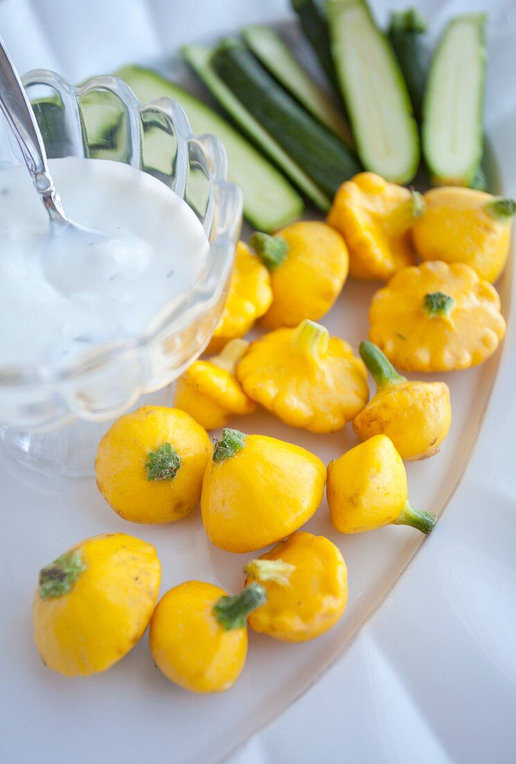 Halbierte Zucchini und Patisson mit Joghurtdip