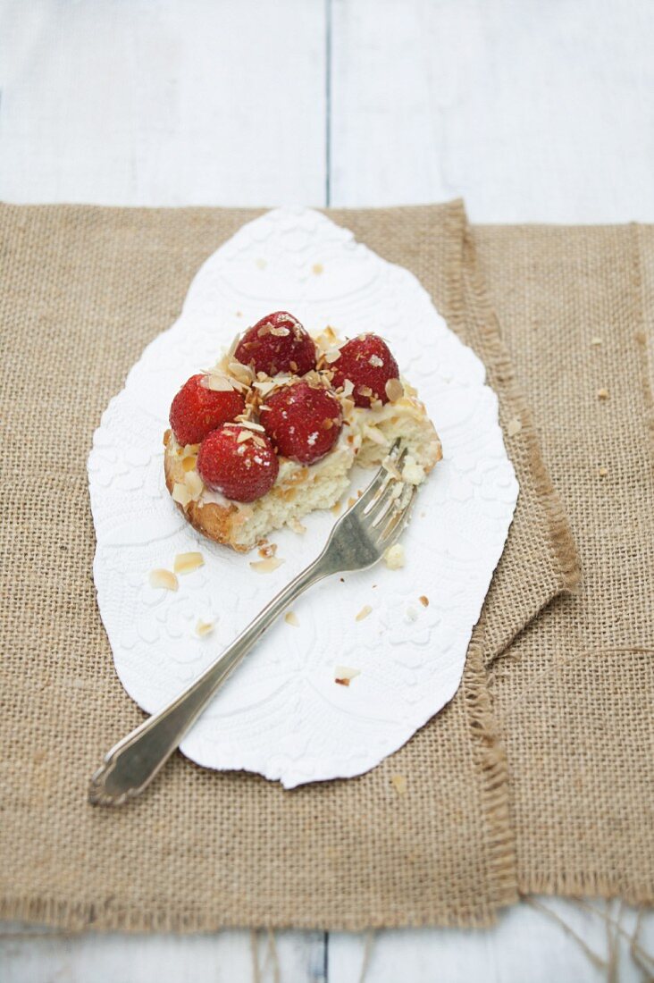 Biskuittörtchen mit Vanillecreme und Erdbeeren