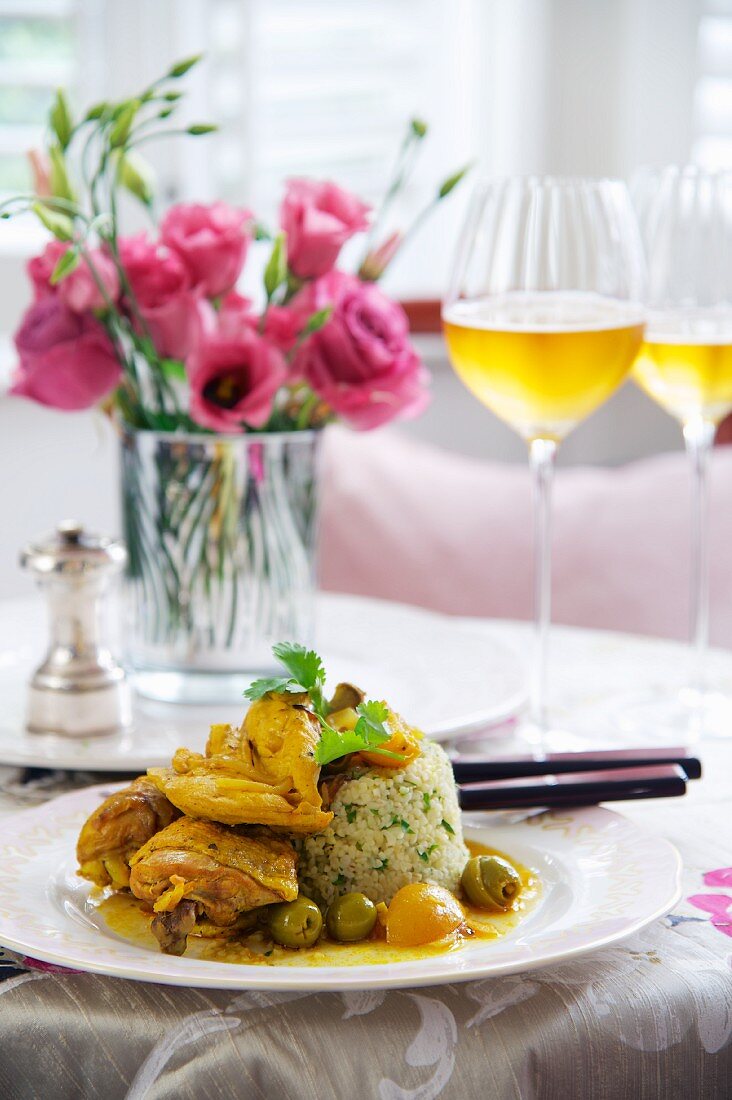 Tajine vom Hähnchen mit Oliven und eingelegten Zitronen