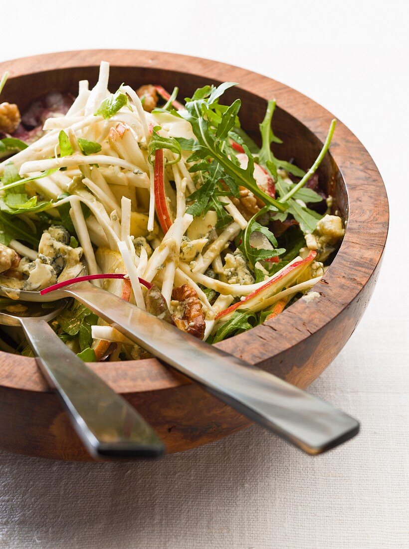 Rocket salad with apple, nuts and blue cheese