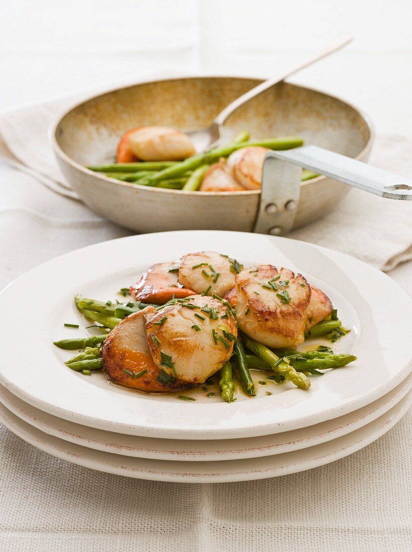 Asparagus salad with fried scallops