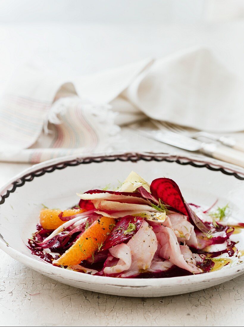 Rote-Bete-Carpaccio mit Seebarsch, Orangen, Fenchel und Radicchio