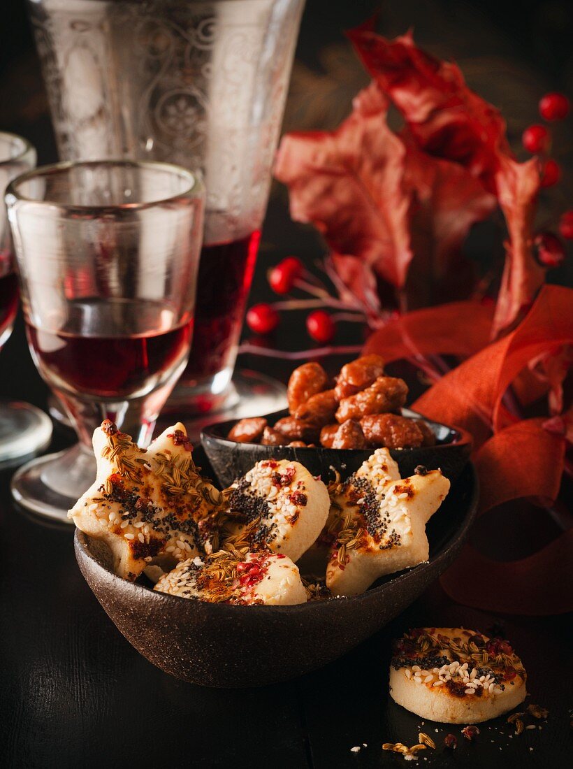 Shortbread mit Gewürzen und Sesam und glasierte Mandeln zu Thanksgiving