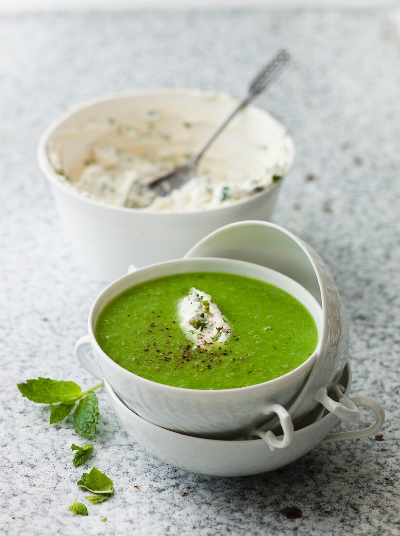 Erbsensuppe mit Kräuterfrischkäse