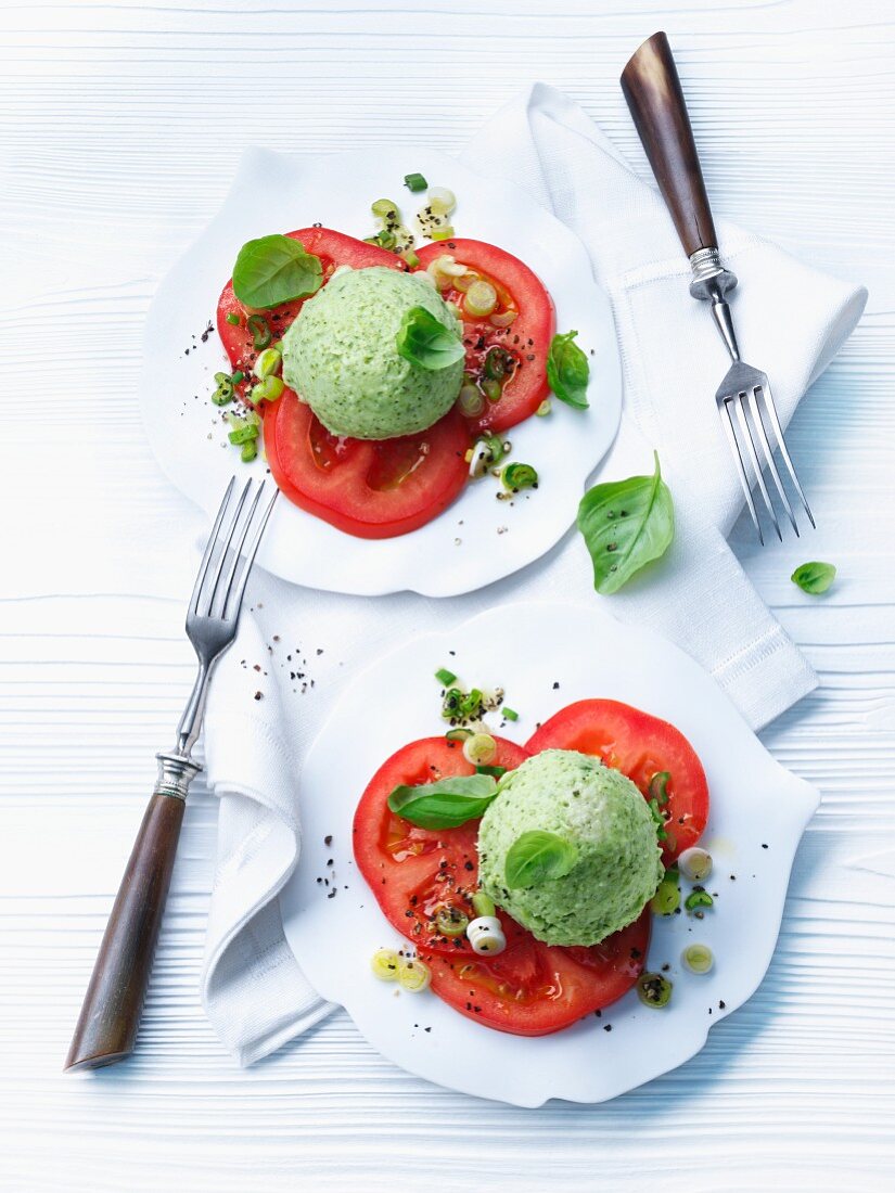 Brokkoli-Basilikum-Mousse auf Tomatenscheiben